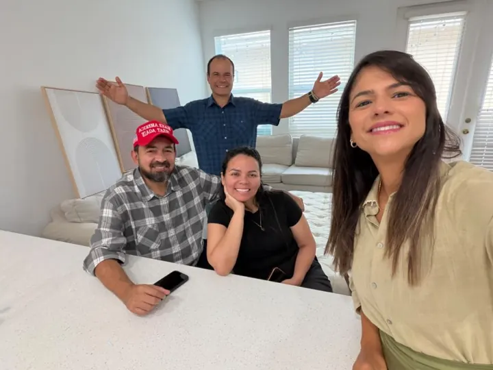 Familia cliente con la asesora