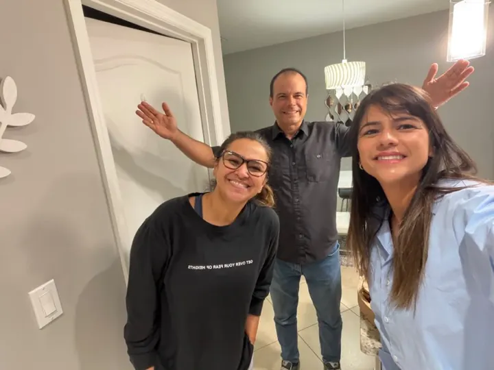 Clientes en casa con la asesora