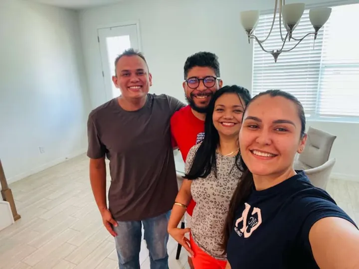 Familia cliente con la asesora