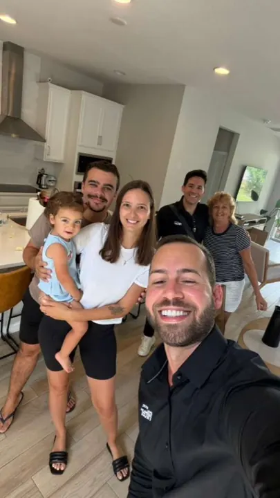 Familia cliente con el equipo